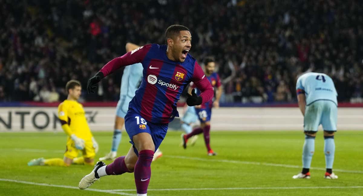 Vitor Roque celebra su gol ante Osasuna.
