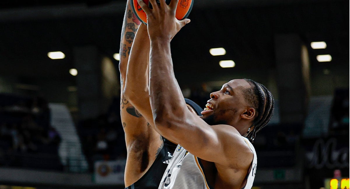 Guerschon Yabusele lanza a canasta ante la defensa del Asvel Villeurbanne
