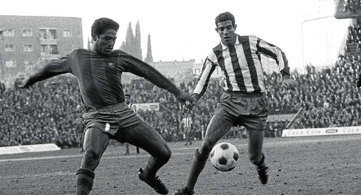 Luis Aragonés pugna con Julio César Benítez, en una foto de archivo de un Atleti-Barça.