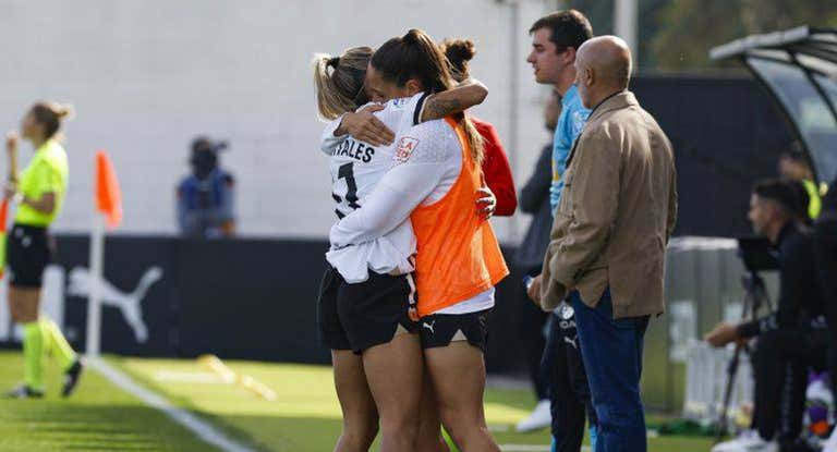 Maca Portales y Raquel Gil celebran el primer gol del Valencia. De fondo, Jesús Oliva.