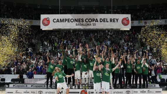 Unicaja celebra el título conseguido en Badalona la temporada pasada./EFE