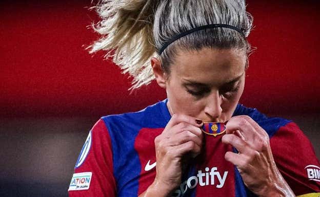 Alexia Putellas se besa el escudo del Barça tras marcar un gol.  FC Barcelona