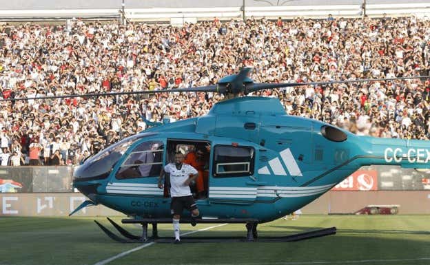 Arturo Vidal baja del helicóptero al estadio Monumental de Santiago.  EFE