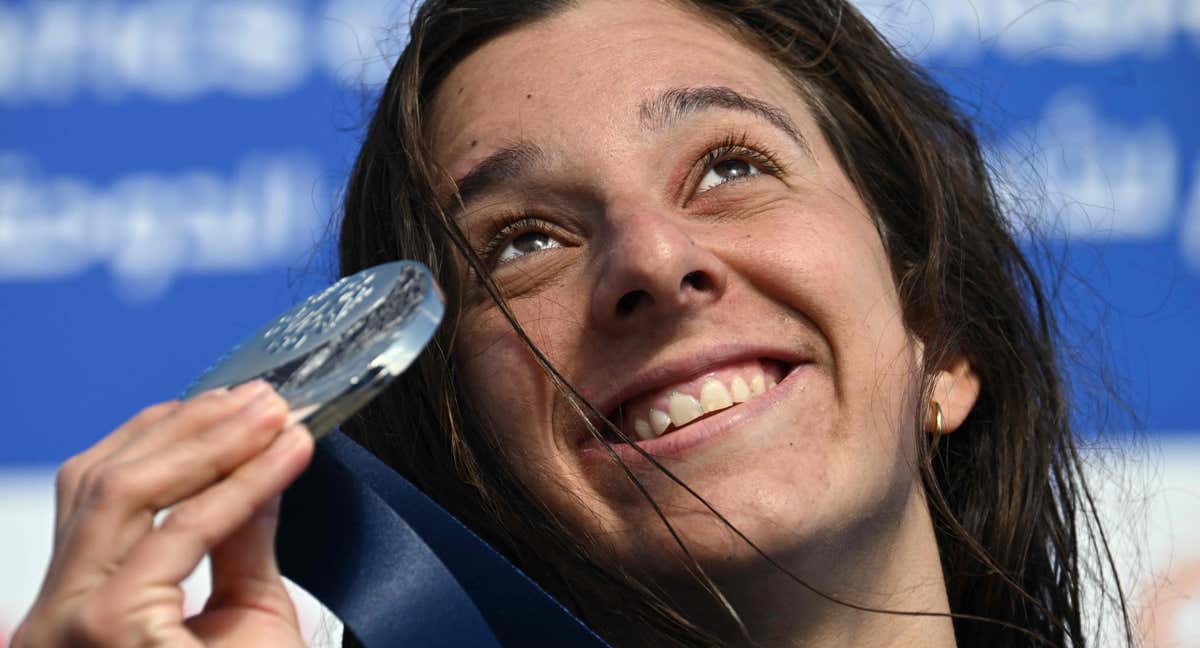 María de Valdés dedica al cielo su medalla de plata mundial en 10 kilómetros aguas abiertas./AFP