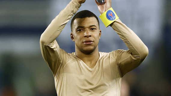 Mbappé, saludando a la afición del PSG./Reuters