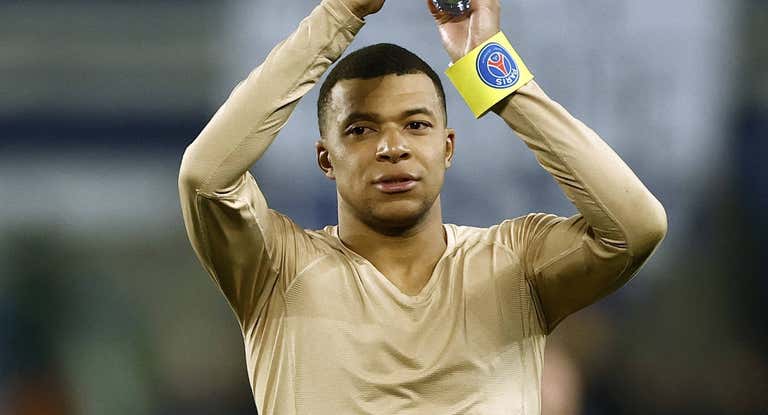 Mbappé, saludando a la afición del PSG.