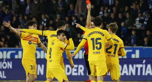 El Barça vuelva a chocar con Martínez Munuera con la expulsión exprés a Vitor Roque