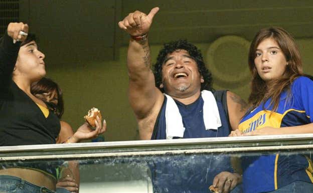 Giannina y Dalma, hijas de Maradona, con su padre en un palco de La Bombonera.  Daniel García