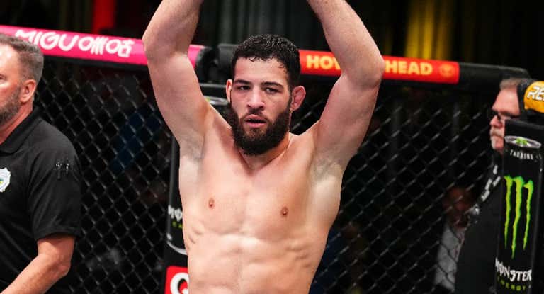 Nassourdine Imavov celebra su victoria en el UFC Vegas 85.