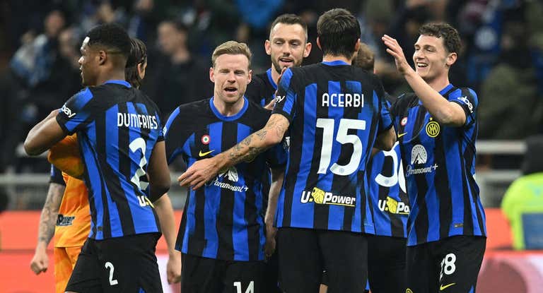Los futbolistas del Inter celebran la victoria contra la Juventus.