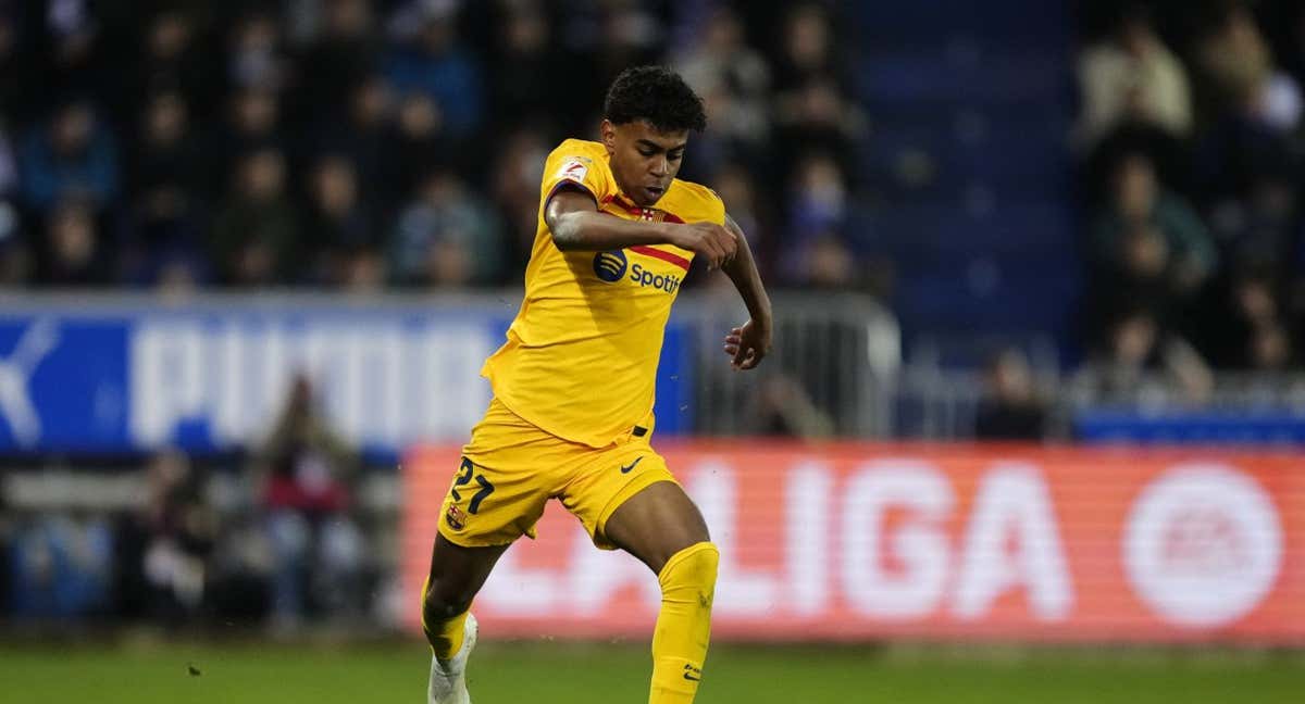 Lamine Yamal conduce la pelota ante el Alavés.