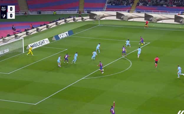 Lamine encara a Mojica, que retrocede temiendo un desborde, perdiendo el equilibrio.  WYSCOUT