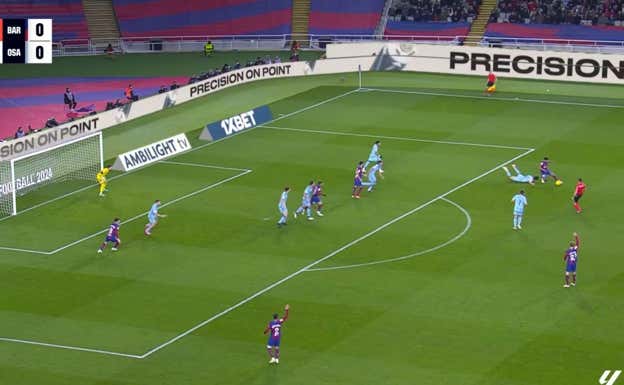 Lamine deja en el suelo a Torró tras regatearle, y aclara toda la secuencia para que Cancelo centre en el 1-0 de Roque.  WYSCOUT