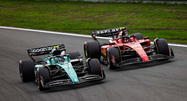 Fernando Alonso y Carlos Sainz, en una carrera la pasada temporada.