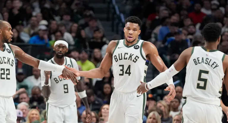 Giannis Antetokounmpo junto a varios de sus compañeros de los Milwaukee Bucks