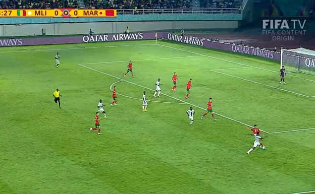 Diarra usa su pierna izquierda para puntear la pelota, alejándola del defensor, y así superarle.  WYSCOUT