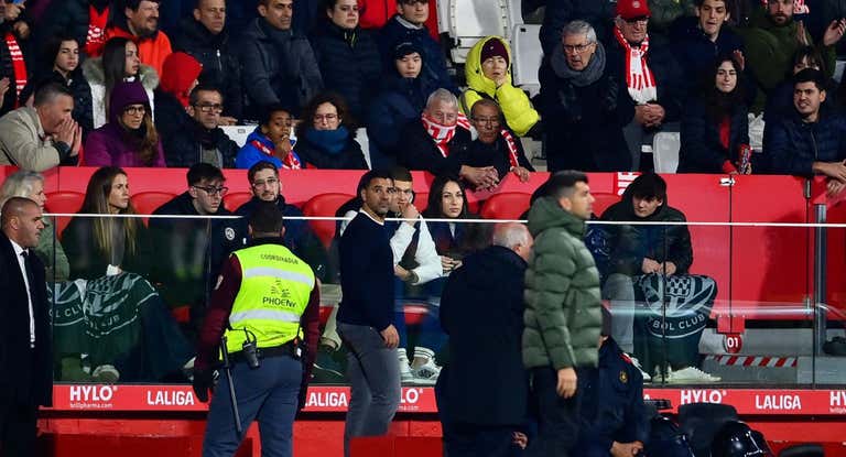 Michel mientras se va expulsado en el partido ante la Real Sociedad.