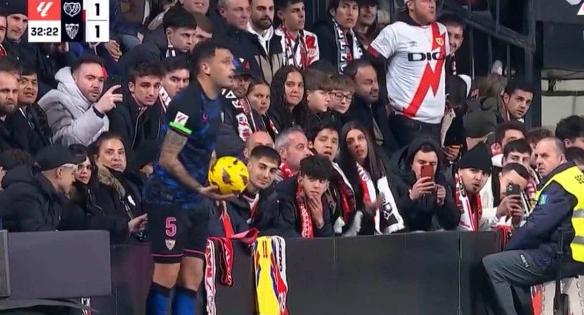 Momento en el que un aficionado toquetea el culo de Ocampos. /Dazn