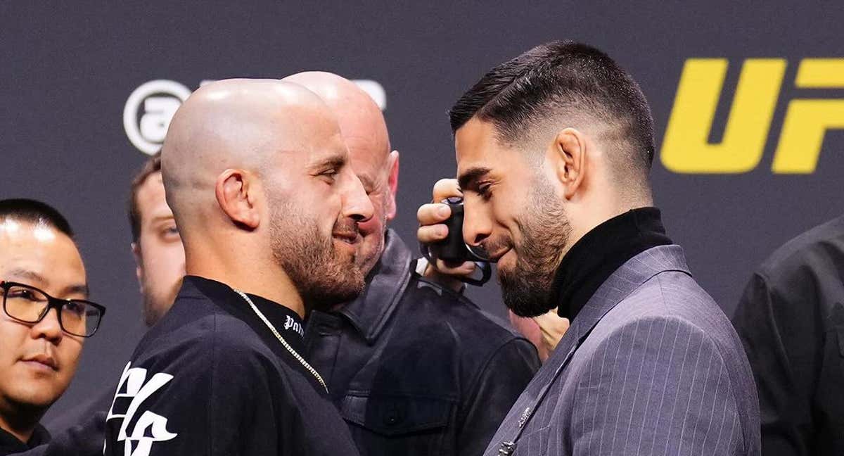 Alexander Volkanovski e Ilia Topuria, cara a cara durante la rueda de prensa de presentación del UFC 298./