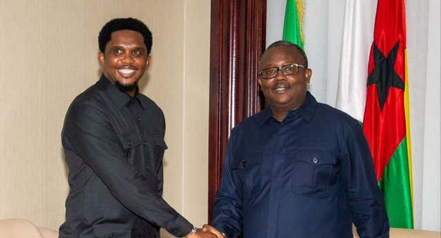 Entre escándalos y malos resultados Samuel Eto’o presenta su dimisión… ¡y Camerún la rechaza!