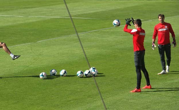 Dani Aranzubia junto a Thibaut Courtois en un entrenamiento con el Atlético de Madrid.  Afp