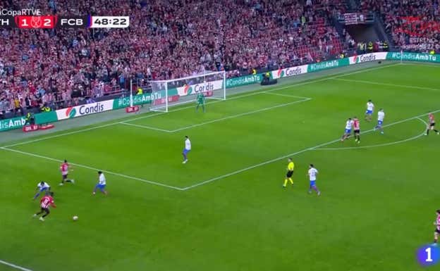 Frenkie De Jong en la frontal mira a Sancet, que se prepara para entrar en el área azulgrana.  WYSCOUT