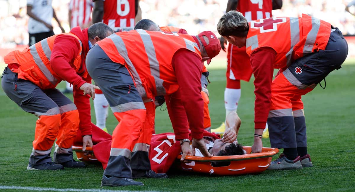 Diego López lesionado durante el Valencia-Almería.