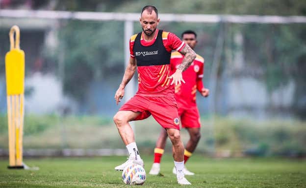 Víctor Vázquez entrenando con su nuevo equipo.  TWITTER | EAST BENGAL