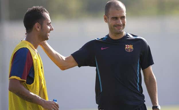 Vázquez recibiendo las órdenes de Pep Guardiola.  INSTAGRAM | VÍCTOR VÁZQUEZ