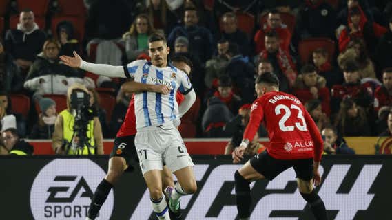 Copete pugna con André Silva. /EFE
