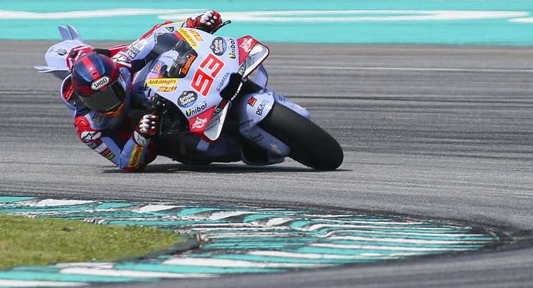 Marc Márquez traza una curva con su Ducati en Sepang.