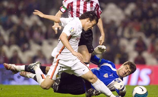 Dani Aranzubia se lanza a los pies de David Silva.  Afp