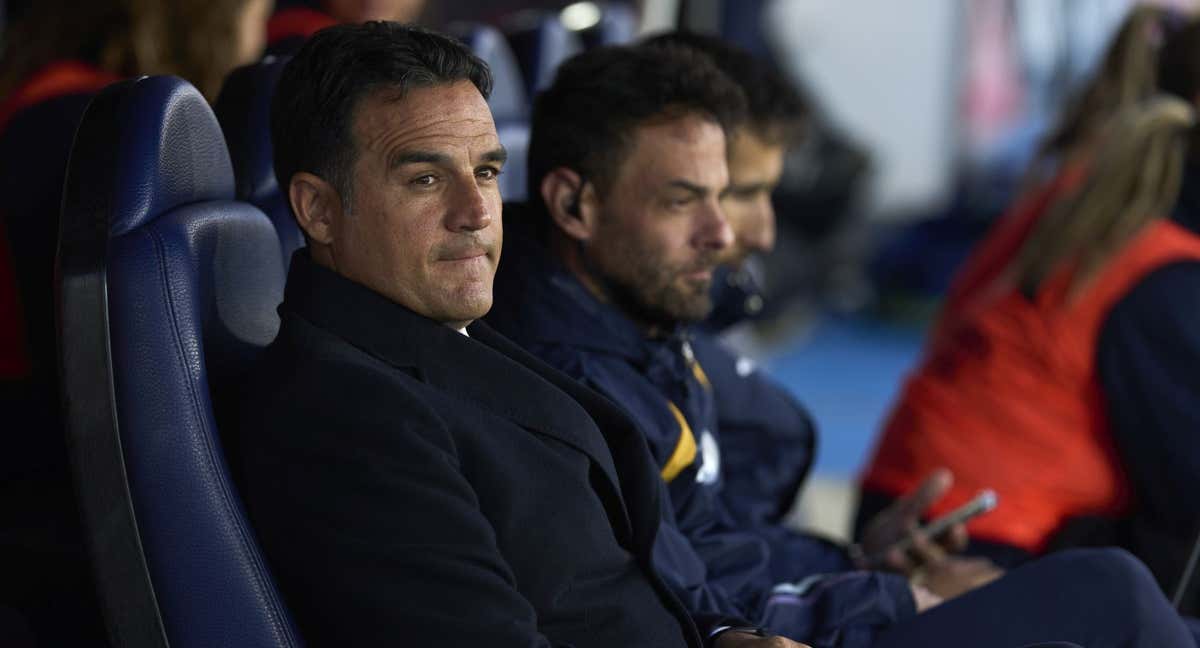 Alberto Toril, entrenador del Real Madrid femenino, en el banquillo durante un partido de esta temporada. /GETTY