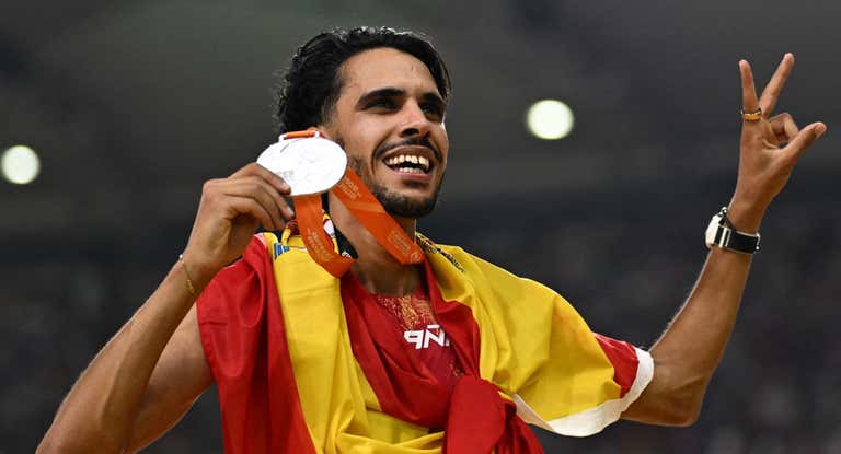 Mo Katir, con una de las medallas conseguidas en el Mundial.
