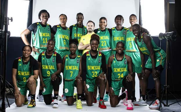 Alberto Antuña posa con la Selección de Senegal.  FIBA