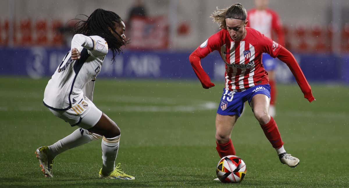 Feller, del Real Madrid, y Eva Navarro, del Atlético de Madrid, durante el derbi en Copa de la Reina.