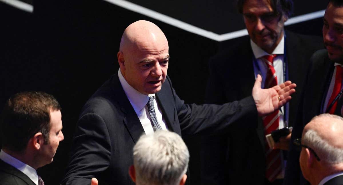 Gianni Infantino acudió al 48 congreso de la UEFA en París.