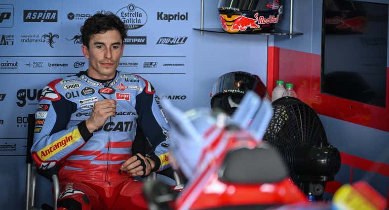 Marc Márquez, en el box de Gresini Racing, durante los test de pretemporada 2024 de MotoGP en Sepang.