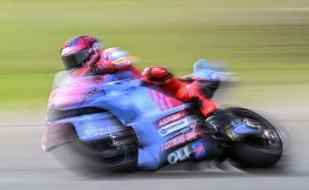Marc Márquez, a toda velocidad, en el test de pretemporada de MotoGP en Sepang.  AFP