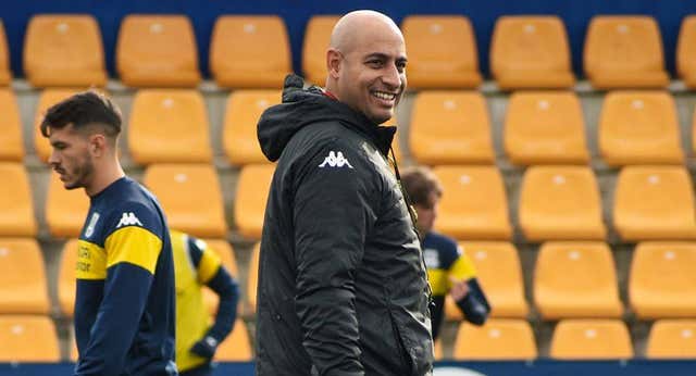 Mehdi Nafti, entrenador del Alcorcón… ¡se lesiona en un entrenamiento!