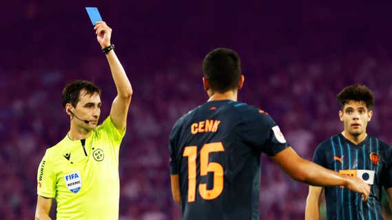 La tarjeta azul puede ser una realidad en el fútbol. /RELEVO