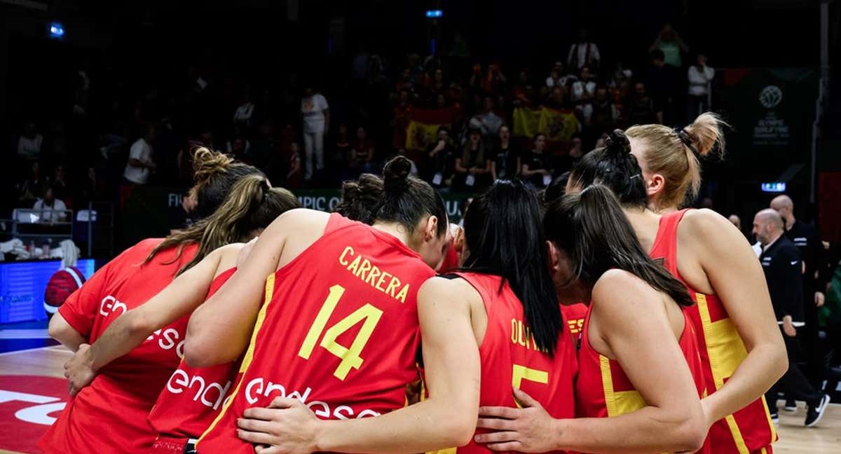 Las jugadoras de la Selección hacen un círculo tras la victoria ante Canadá. /FIBA
