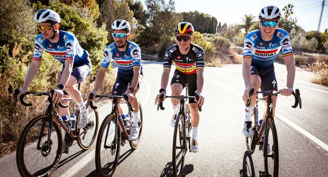 Remco Evenepoel busca recuperar la confianza en sí mismo tras un 2023 irrespirable