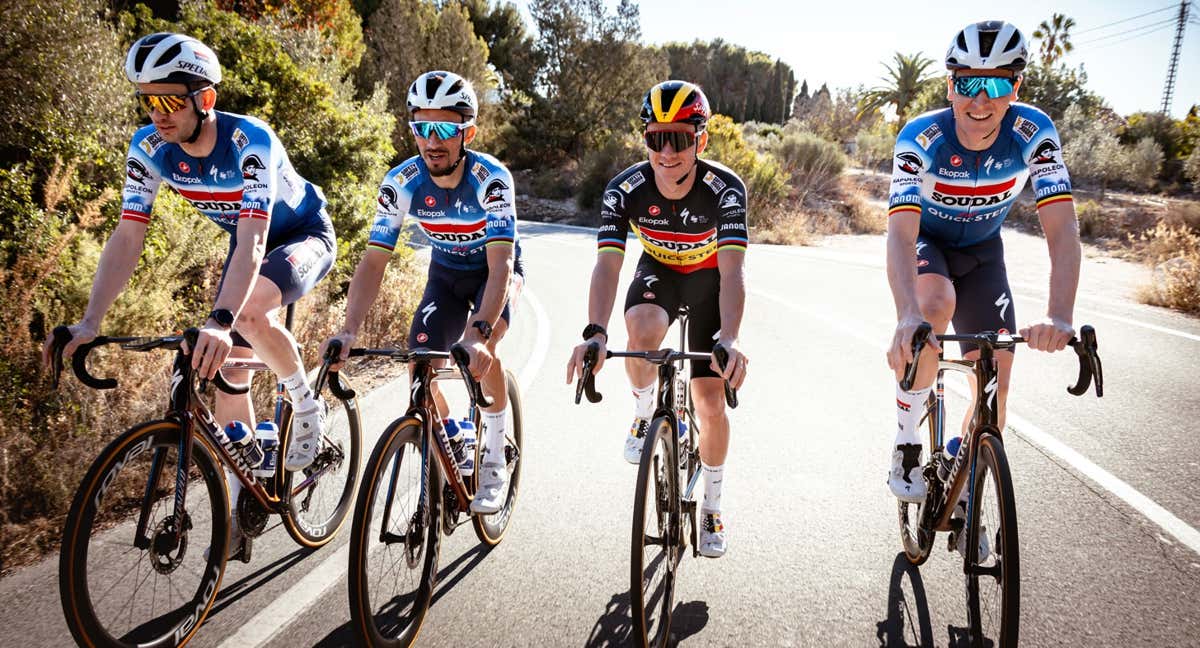 Remco Evenepoel, con el maillot de campeón belga, durante un entrenamiento con su equipo.