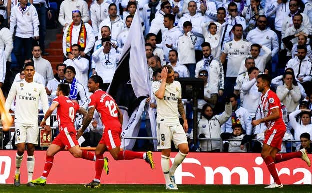 Portu celebra su gol en el Bernabéu ante el lamento de Kroos y Varane.  AFP