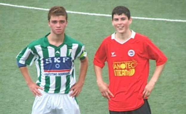 Sergio Ruiz (derecha), con la camiseta del CD Laredo, junto a Julio González (izquierda), del Atlético Perines. CEDIDA