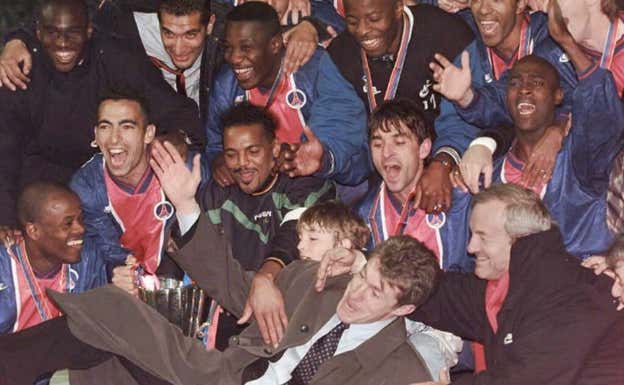 Luis Fernández celebra junto a sus jugadores la consecución de un título con el PSG.  PSG