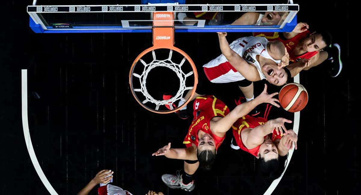 Un momento del partido entre Canadá y España en el Preolímpico de Soprón. /FIBA