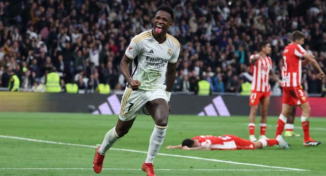 Vinicius iguala a Figo y ratifica que ‘a pierna cambiada’ los extremos duplican sus goles