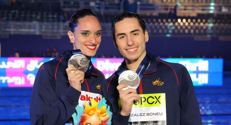 Dennis González y Mireia Hernández en la entrega de medallas.